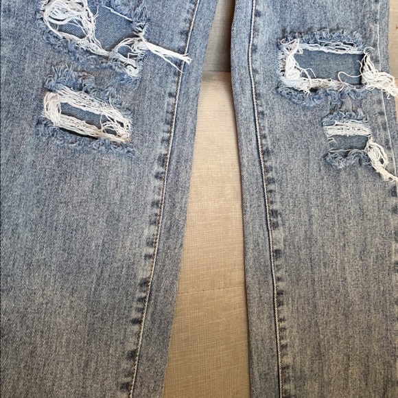 PrettyLittleThing Ripped Straight Leg Jeans - Picture 10 of 10